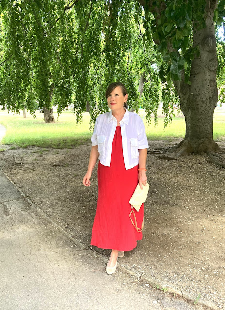 Modebloggerin Looks of LoveT. Outfit rotes Sommerkleid mit kurzer weißer Jacke