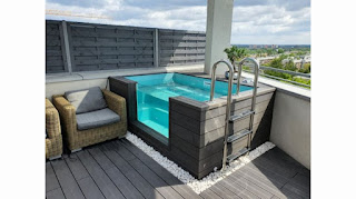 Kolam Jacuzzi Model Kaca Minimalis di Balkon