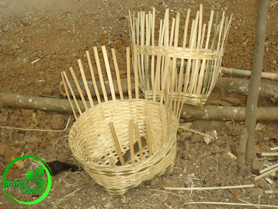 Kakek Membuat Carangka Anyaman Dari Bambu 