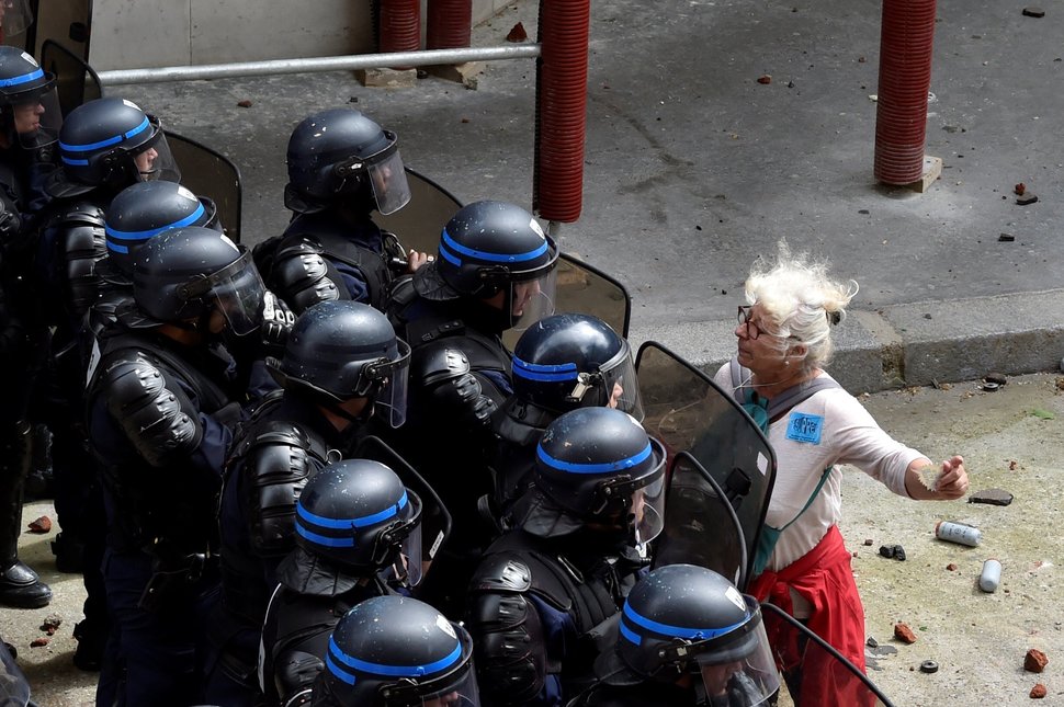 35 Photos Of Protesting Women That Portray Female Power - France