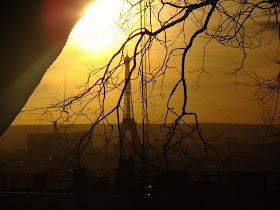 A Torre Eiffel vista do morro onde está a Sacre Cœur - Paris - França