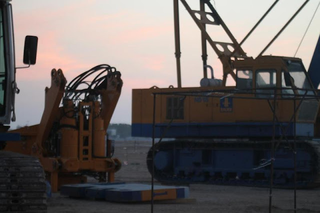 Picture of construction machines on the Kingdom Tower construction site