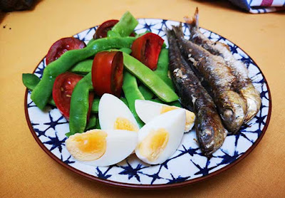 Ensalada tibia de judías verdes con tomate fresco, huevo duro y sardinas a la plancha - dietnattule.com