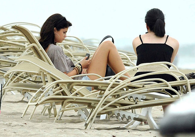 Selena Gomez – Leggy Candids in Palm Beach 