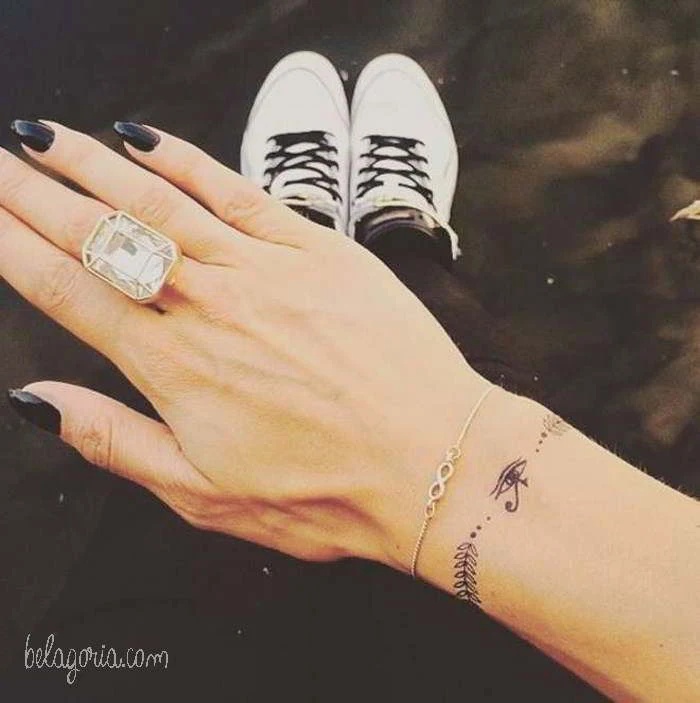 tatuaje de pulsera para una chicas