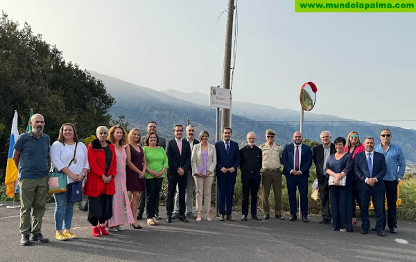 Cientos de vecinos muestran su cariño a Doña Rosario Álvarez y a su familia en la inauguración de la vía que llevará su nombre