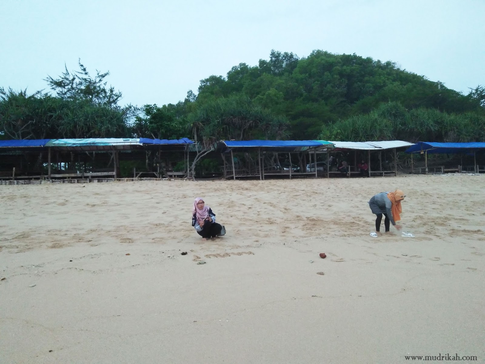 Gambar Wanita Muslimah Duduk Di Tepi Pantai Rahman Gambar