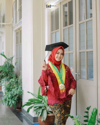 model hijab wisuda untuk wajah bulat terbaru