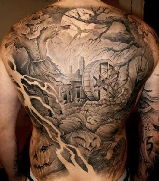 Tatuajes en la espalda de hombre