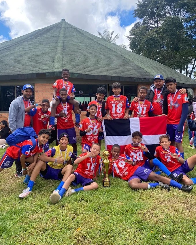  "De San Cristóbal al podio: El fútbol dominicano gana respeto con triunfo histórico en Bogotá"