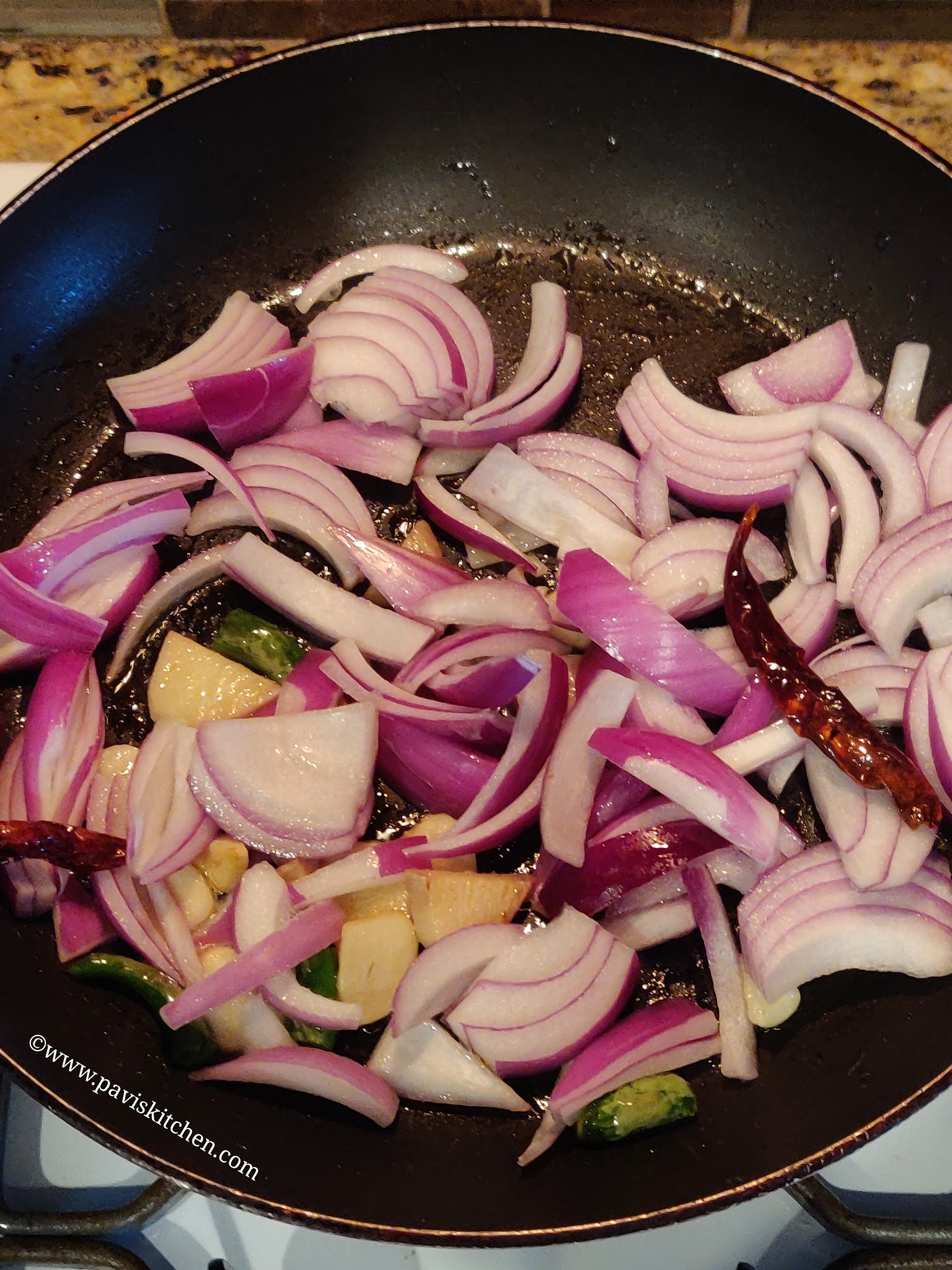 Onion tomato chutney recipe | Tomato onion chutney recipe | South Indian Thakali vengaya chutney