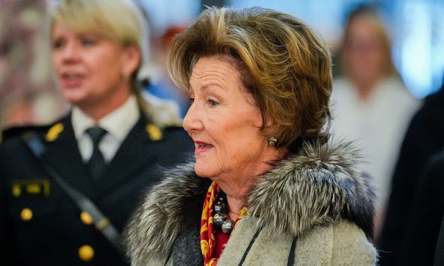 Queen Sonja visited the Children's and Youth Clinic at Akershus University Hospital. Sonja wore a red dress and grey fur collar coat