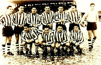 ATLÉTICO DE BILBAO - Bilbao, España - Temporada 1955-56 - Mauri, Marcaida, Orúe, Garay, Arieta I, Areta I y Carmelo; Gaínza, Maguregui, Uribe y Federico Bilbao - ATLÉTICO DE BILBAO 4 (Mauri, Bilbao, Gaínza y Arieta I), CELTA DE VIGO 0 - 05/02/1956 - Liga de 1ª División, jornada 19 - Bilbao, estadio San Mamés - CAMPEÓN DE LIGA, con Fernando Daucik de entrenador