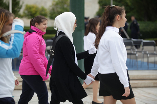 ΑΙΣΧΟΣ ΚΑΙ ΝΤΡΟΠΗ! Έβαλαν Μουσουλμάνα με μαντήλα σημαιοφόρο στην μαθητική παρέλαση του Συντάγματος (ΦΩΤΟ)