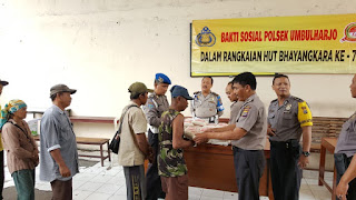 Polsek Umbulharjo Gelar Bakti Sosial Bagikan Paket Beras Kepada Masyarakat