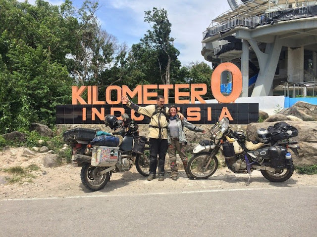 2 Pasangan Turis Keliling Dunia Naik Motor dan Mampir Indonesia