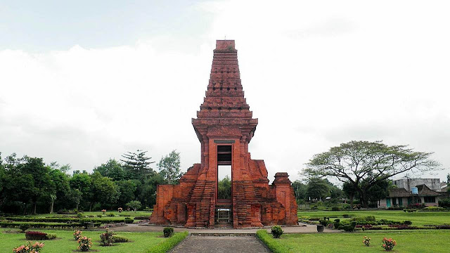 Informasi Wisata Candi Bajang Ratu [ Peninggalan Kerajaan Mojopahit ]