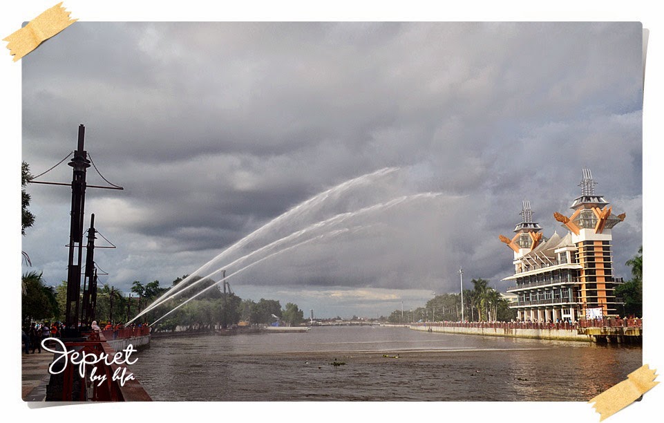 banjarmasin air show, barisan pemadam kebakaran memanaskan mesin