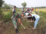 Anggota Koramil Ampelgading Melaksanakan Karya Bakti Pembersihan Jalan Desa Losari