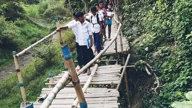 বাঁশের সাঁকোয় ঝুঁকিপূর্ণ পারাপারে শিক্ষার্থী ও এলাকাবাসীর দুর্ভোগ