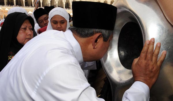 Susilo Bambang Yudhoyono dan Ibu Ani sedang mencium batu Hajar Aswad, Sejarah Indonesia