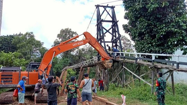 Warga, TNI dan PT Adau Kerja Bakti Perbaikan Jembatan Penghubung di Kalbar