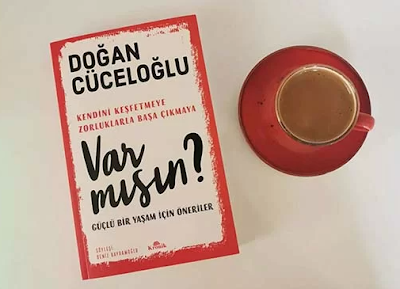 Doğan Cüceloğlu, yalnızca psikoloji kariyeriyle değil, insan hayatına dokunan ve insana dair her hikâyeden şifa çıkarabilen bilgeliğiyle bu coğrafyanın en önemli ilim insanlarından biri. Seksen yılı aşkın ömrünün bir birikimi olarak, şimdi herkesin merak ettiği “hayati” sorulara en samimi cevaplarını sunuyor. Herkes gibi aslında o da hâlâ savaşıyor, keşfediyor, hayata değer katıyor.