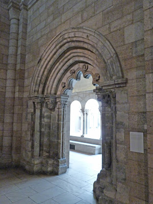 ROMÁNICO EN NUEVA YORK. THE CLOISTERS MET. Portada de Notre Dame de Reugny. Vista lateral