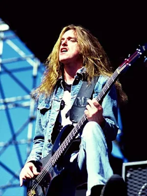 O Cliff Burton começou a tocar baixo aos 13 anos de idade e antes do heavy metal, se apaixonou por estilos como jazz, rock and roll, country e blues