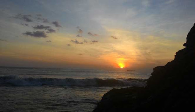 NIKMATI SENJA CANTIK DI PANTAI POTO BATU