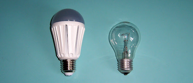 LightingEVER 12 Watt LED - confronto dimensioni con lampadina tradizionale
