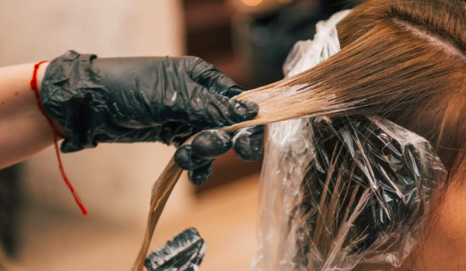 Hóa chất hại da ẩn trong thuốc nhuộm tóc rởm