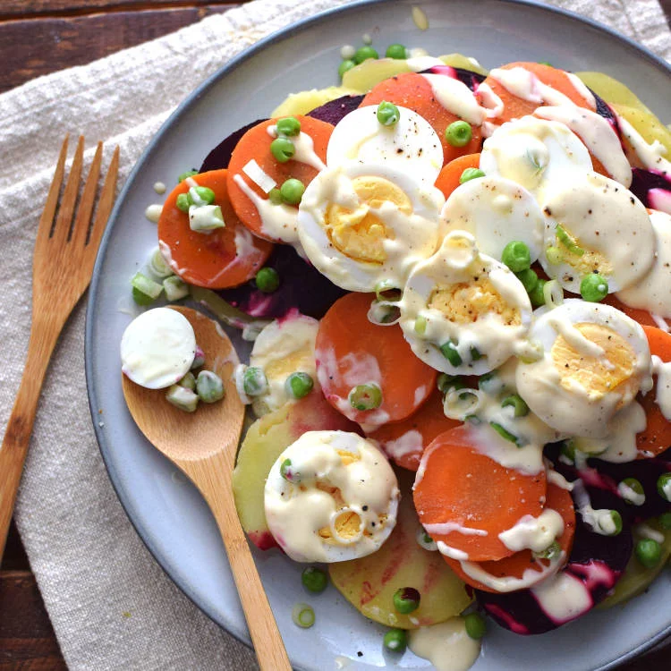 Receta para preparar ensalada de ruedas con papa, remolacha y zanahoria