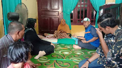 Bersama Kasat Intelkam Polres, PPWI Pidie Jaya Kunjungi Penderita Lumpuh