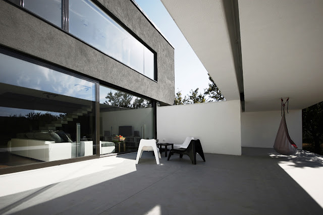 Partly covered terrace of Black On White House by Parasite Studio 