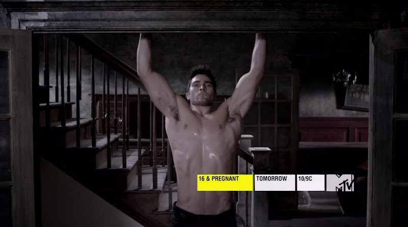 Tyler Hoechlin Shirtless in Teen Wolf s1e05