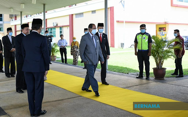 36 ADUN Kedah menghadap Sultan Kedah esok Seramai 36 Ahli Dewan Undangan Negeri (ADUN) Kedah dijadual menghadap Sultan Kedah, Al Aminul Karim Sultan Sallehuddin Sultan Badlishah di Wisma Darul Aman, di sini, esok.