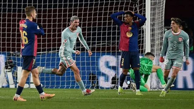 Le choc de la 28e journée de Liga entre l'Atlético de Madrid et le FC Barcelone s'annonce crucial dans la course au titre. L'arbitre désigné pour cette rencontre est Ricardo de Burgos Bengoetxea, dont la présence pourrait susciter des inquiétudes chez les supporters blaugranas. Un arbitre familier, mais controversé  Ricardo de Burgos Bengoetxea, 38 ans, a déjà arbitré 30 matchs du Barça. Si les statistiques sont globalement favorables aux Catalans (24 victoires, 1 nul, 5 défaites), son arbitrage lors du match aller a laissé un goût amer. En effet, c'est lui qui était aux commandes lors de la victoire de l'Atlético (2-1) au Camp Nou en décembre dernier. Ce résultat avait marqué les esprits et la prestation de l'arbitre avait été critiquée. Un match décisif pour le titre  Avant cette journée, le Barça occupe la tête du classement, avec un match en moins et un point d'avance sur l'Atlético. Une victoire à l'extérieur serait une excellente opération pour les Blaugranas. Le match Atlético-Barça s'annonce électrique, avec une pression supplémentaire liée à la désignation de l'arbitre. Les Blaugranas devront se montrer solides pour décrocher une victoire capitale.