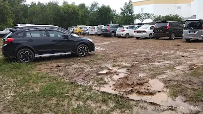 gambar Subaru XV STI hitam Malaysia beraksi di kawasan tempat letak kereta berlumpur di Hospital Putrajaya