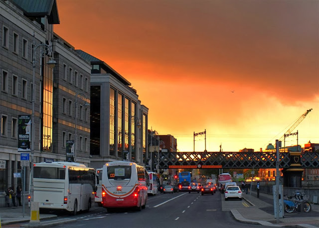 Dublin city © Annie Japaud 2013, photography, sunset, walking, tourist, George's quay, bus stop, Dublin