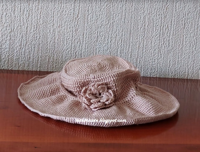 chapeau beige rosé