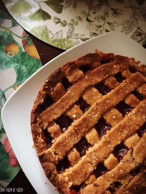 Tarta Linzer con frutos secos en la masa y rellena de frambuesa