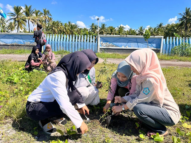 Peringati Hari Bumi, mahasiswa tanam bibit pohon di Sunrise Land Lombok