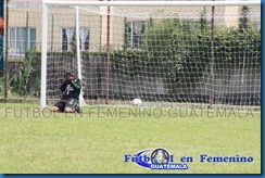 el balon se le fue entre las manos a la portera guastatoya