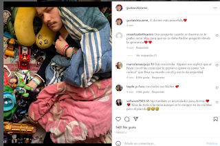 Dani durmiendo con todos los objetos que le hacen estar agusto