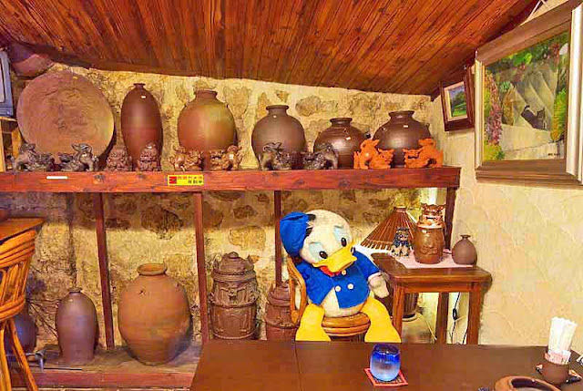 Donald Duck in a pottery store