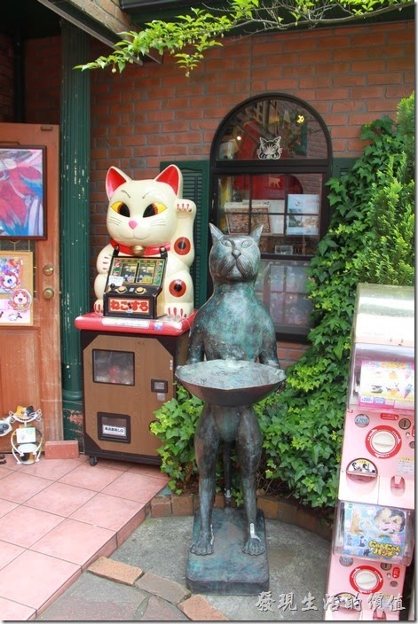 日本北九州-由布院街道。在貓咪藝品店的前面，還有一隻人形的大貓咪，這很像「貓的報恩」的場景。