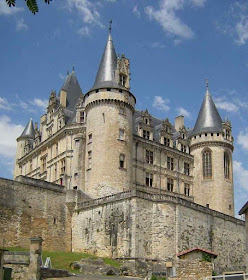 Castelo de La Rochefoucauld, Poitou, França 