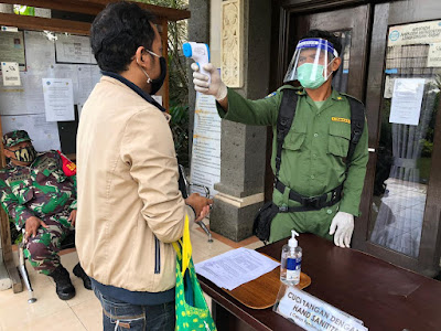 Menuju New Normal Life: Staf Pelayanan Kantor Desa Kelurahan Gunakan Face Shield