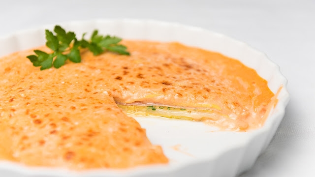 Milhojas de tortilla con salsa Aurora - Las Recetas de la Bruja